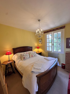 2 bedrooms, desk, iron/ironing board, travel cot