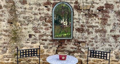 Quaint Gatehouse in Niort - Close To Town Center