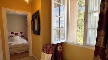 2 chambres, bureau, fer et planche à repasser, lit parapluie