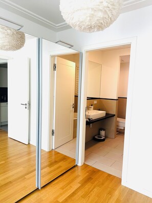 Shower, hair dryer, towels, soap - Cozy 1-bedroom apartment near Kudamm (Berlin)