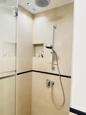 Dusche, Haartrockner, Handtücher, Seife