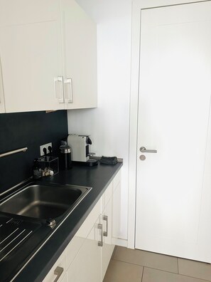 Dining tables - Cozy 1-bedroom apartment near Kudamm (Berlin)