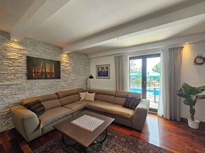 Una televisión, una chimenea