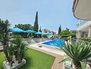 Pool - Holiday apartment with outdoor pool (Novi Vinodolski)