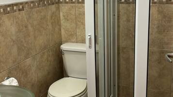 Haartrockner, Handtücher, Seife, Toilettenpapier
