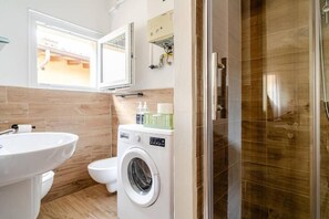 Doccia, asciugacapelli, bidet, asciugamani