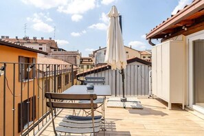 Outdoor dining - La Terrazza su Brescia · Panoramic terrace (Brescia)