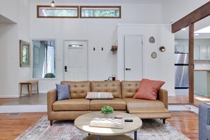 Smart TV, fireplace, books - RedFoxDen: Pet-Friendly Cabin Near Lake + Hot Tub (Albrightsville)