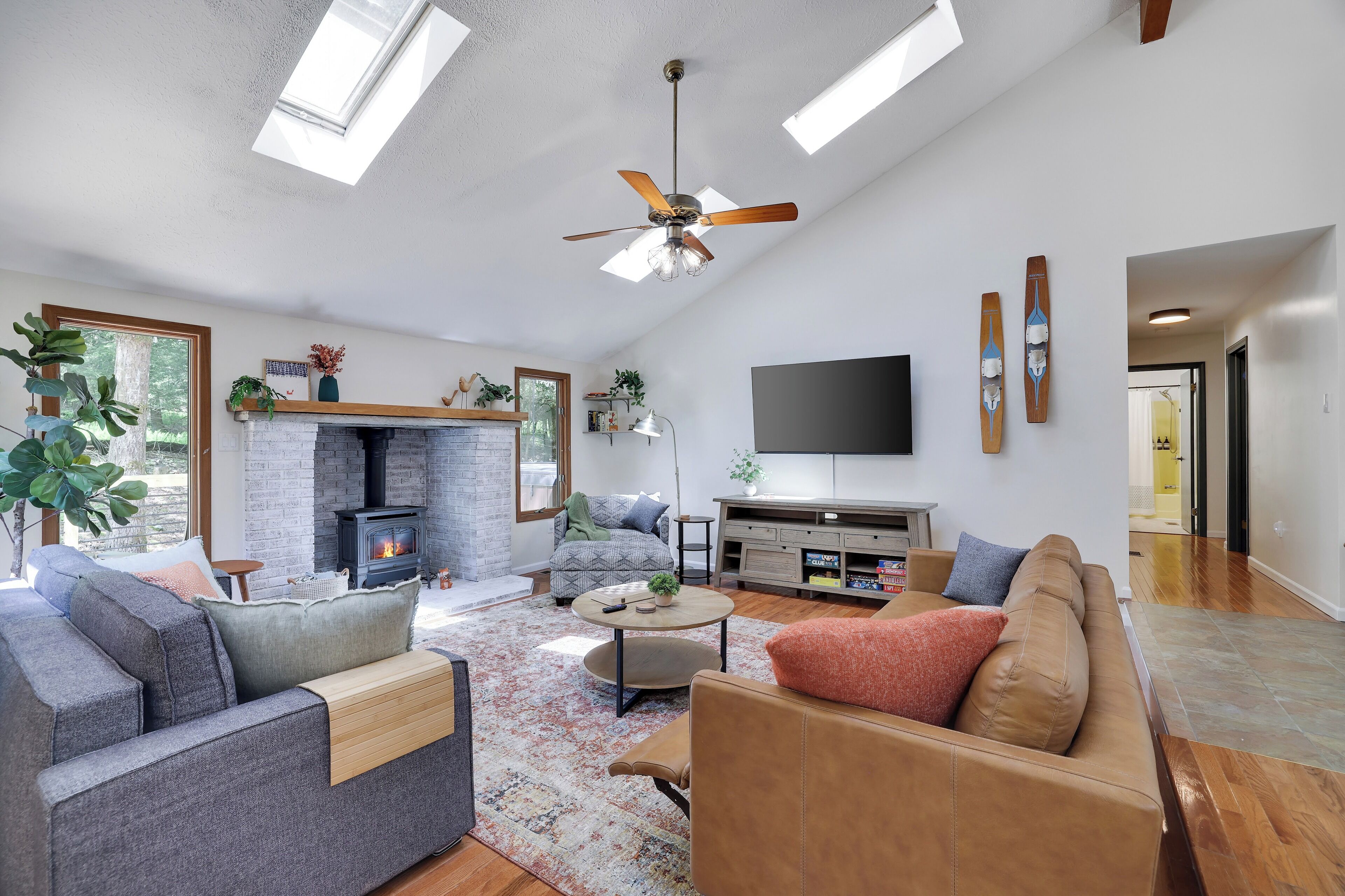 RedFoxDen: Tranquil Retreat, Pool & Beach, Hot Tub, Fully Equipped, Pet-Friendly