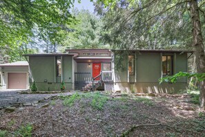 Exterior - RedFoxDen: Pet-Friendly Cabin Near Lake + Hot Tub (Albrightsville)