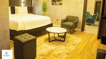 Familjelägenhet - balkong | Skrivbord, arbetsyta för laptop, mörkläggningsgardiner och ljudisolering