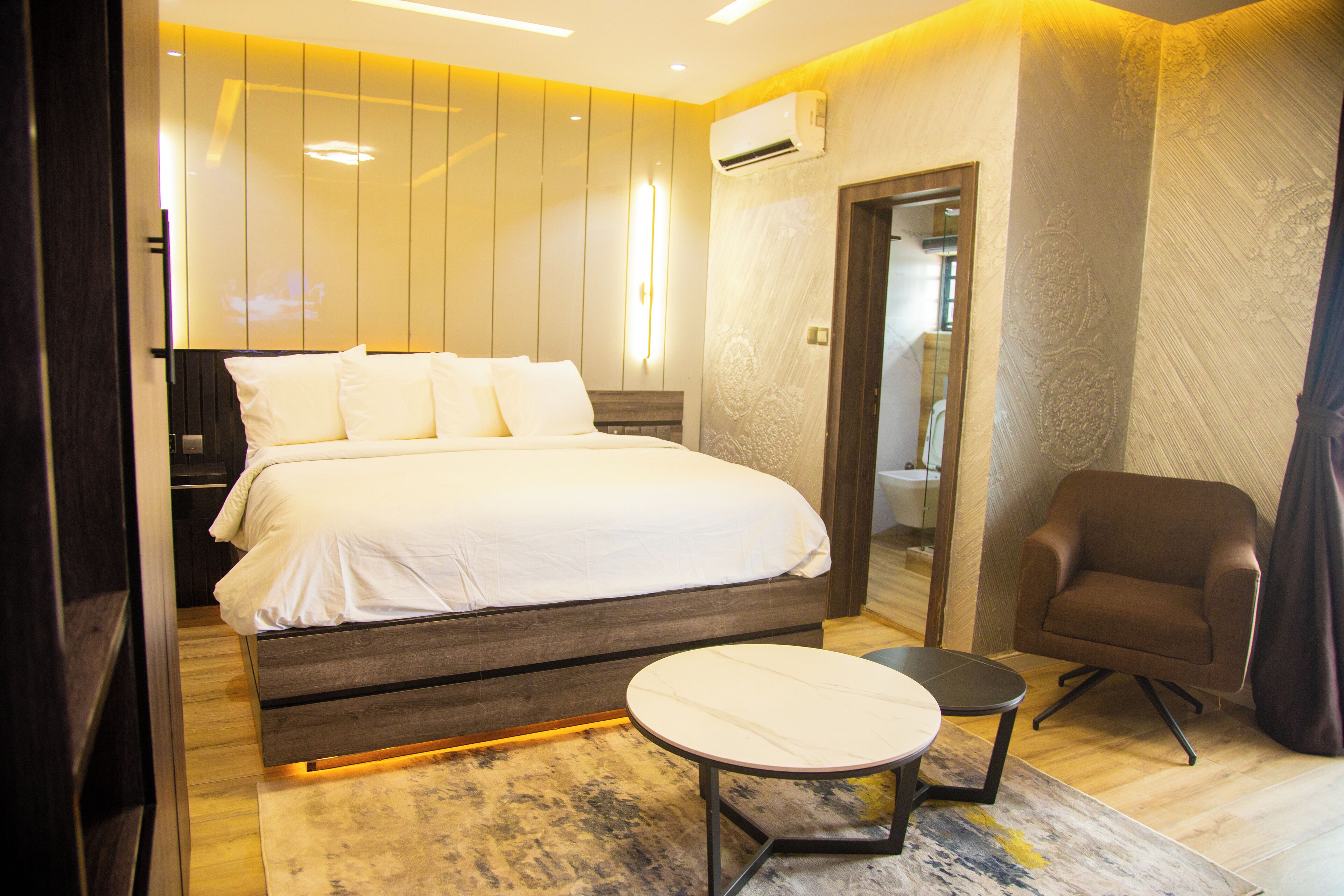 مكتب ومساحة عمل للكمبيوتر المحمول وستائر تعتيم وتجهيزات عازلة للصوت