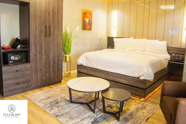 Executive Room, Balcony | Desk, laptop workspace, blackout drapes, soundproofing