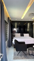 Apartamento familiar, balcón | Escritorio, espacio para trabajar con un portátil, cortinas opacas