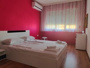 1 dormitori, planxa i posts de planxar, wifi i roba de llit 