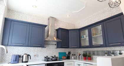 Cosy 2 Bedrooms House, Convenient Location, Free Parking, Fully Equipped.