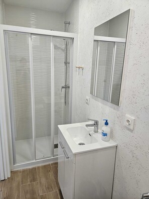 Douche, séchoir à cheveux, bidet, serviettes fournies