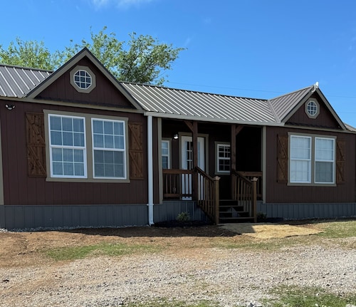 Cozy Tiny House located near Medicine Park with  WiFi, AC 
