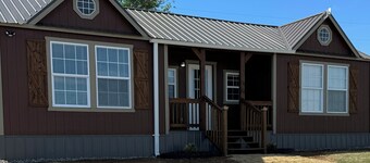 Cozy Tiny House located near Medicine Park with  WiFi, AC 