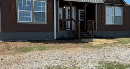 Cozy Tiny House located near Medicine Park with WiFi, AC