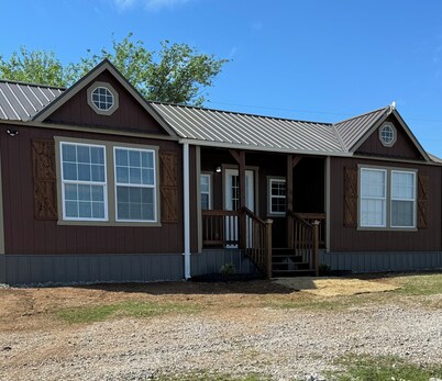 Cozy Tiny House located near Medicine Park with  WiFi, AC 