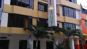 Edificio di un hotel con un'insegna che riporta "HOTEL ISRAEL".