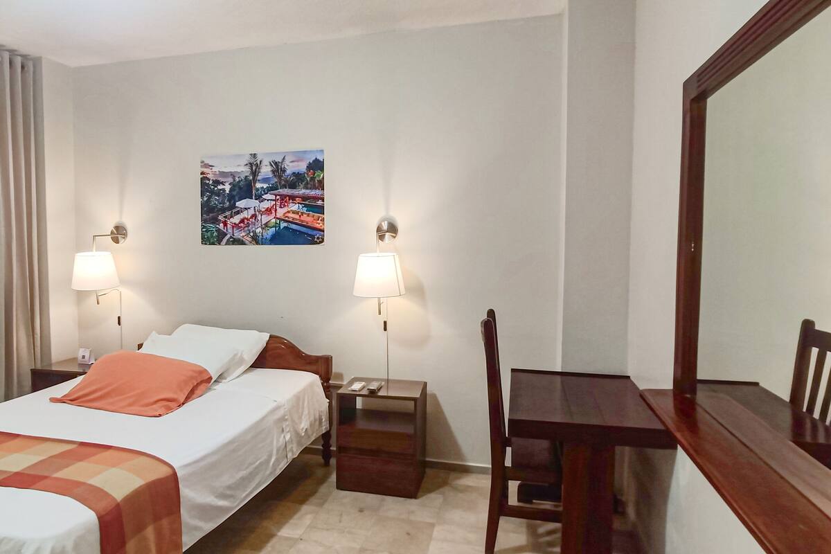 Habitación individual | Escritorio y espacio para trabajar con un portátil
