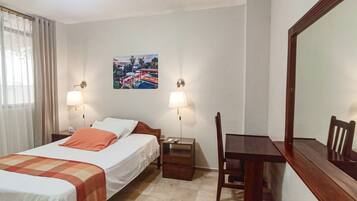 Escritorio y espacio para trabajar con laptop