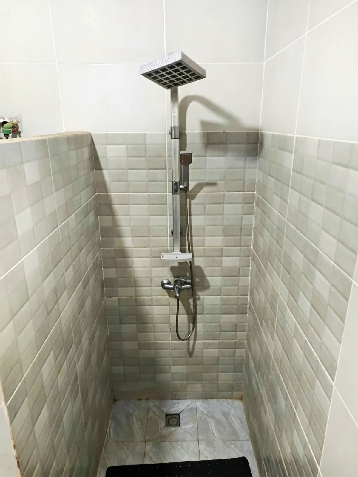 Regadera, tina de hidromasaje, secadora de cabello, bidet 