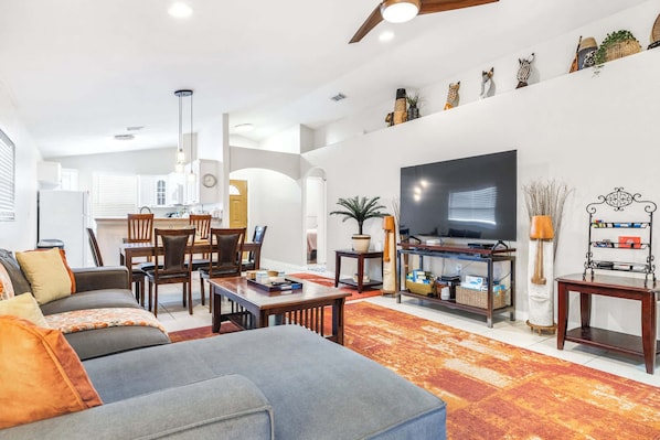 Casa, várias camas, cozinha, vista para o jardim (Cabana in Little Havana) | Área de estar | TV de tela plana 42 polegadas com canais digitais