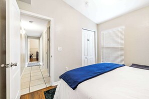 Casa, várias camas, cozinha, vista para o jardim (Cabana in Little Havana) | 3 quartos, individualmente decorados, individualmente mobiliados