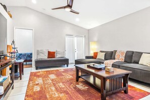 Casa, várias camas, cozinha, vista para o jardim (Cabana in Little Havana) | Área de estar | TV de tela plana 42 polegadas com canais digitais