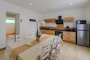 Kühlschrank, Mikrowelle, Ofen, Geschirrspüler