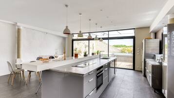 Kühlschrank, Mikrowelle, Ofen, Geschirrspüler