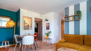 Ein modernes Wohnzimmer mit einer Couch, einem Esstisch mit Stühlen und einem Couchtisch.