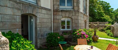 تناول الطعام بالخارج