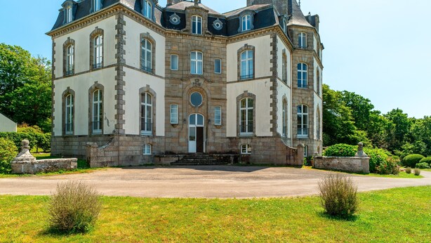 Ein großes, historisches Gebäude mit vielen Fenstern und einem zentralen Eingang.
