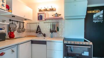 KĂŒhlschrank, Mikrowelle, Ofen, GeschirrspĂŒler