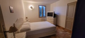 4 bedrooms, iron/ironing board, WiFi