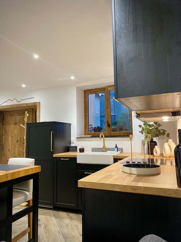 Fridge, microwave, oven, stovetop - Latelier , Cosy et Neuf (Bozel)