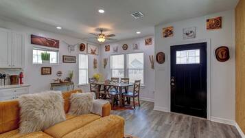 Casa, varias camas, patio, vistas al jardín (Cowboy Ranch House) | Zona de estar | Televisión de pantalla plana de 42 pulgadas con canales digitales