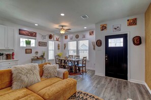 Ferienhaus, Mehrere Betten, Terrasse, Gartenblick (Cowboy Ranch House) | Wohnbereich | 42-Zoll-Flachbildfernseher mit Digitalempfang