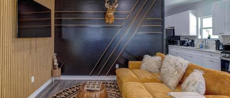 Ferienhaus, Mehrere Betten, Terrasse, Gartenblick (Cowboy Ranch House) | Wohnbereich | 42-Zoll-Flachbildfernseher mit Digitalempfang