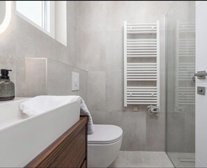 Shower, hair dryer, towels, soap - Villa Reful in der Nähe von Stad Zadar Privatsphäre und Einen Eigenen Pool (Sukošan)