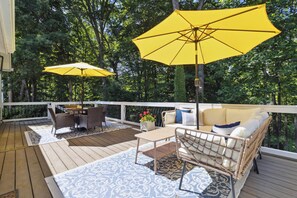 Outdoor dining - Charming 4-bedroom house in fabulous Duluth! (Duluth)