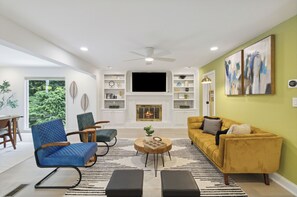 Living area - Charming 4-bedroom house in fabulous Duluth! (Duluth)