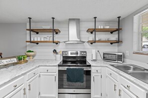 Appart'hôtel, plusieurs lits, patio, vue montagne (Cozy Smokys Escape) | Cuisine privée | Cafetière/bouilloire