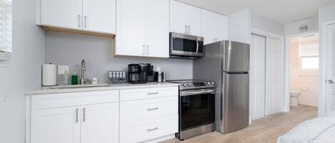 Een koelkast, een magnetron, een oven, een kookplaat