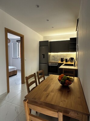 Kylskåp, ugn, spishäll och diskmaskin