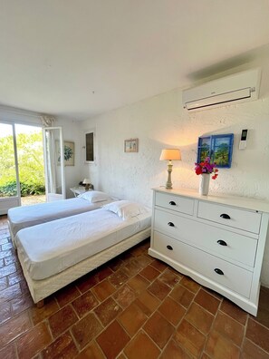 4 bedrooms, iron/ironing board, free WiFi, bed sheets